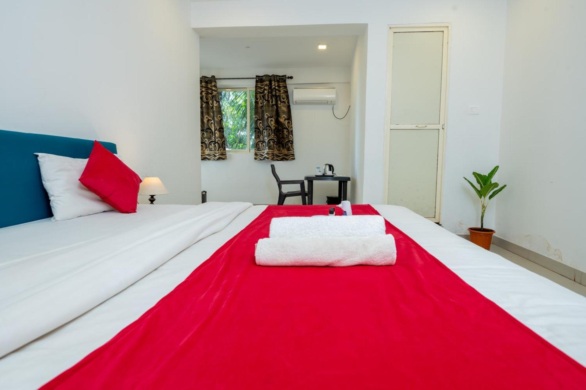Morjim Sea Waves-Beach Front Hotel Экстерьер фото
