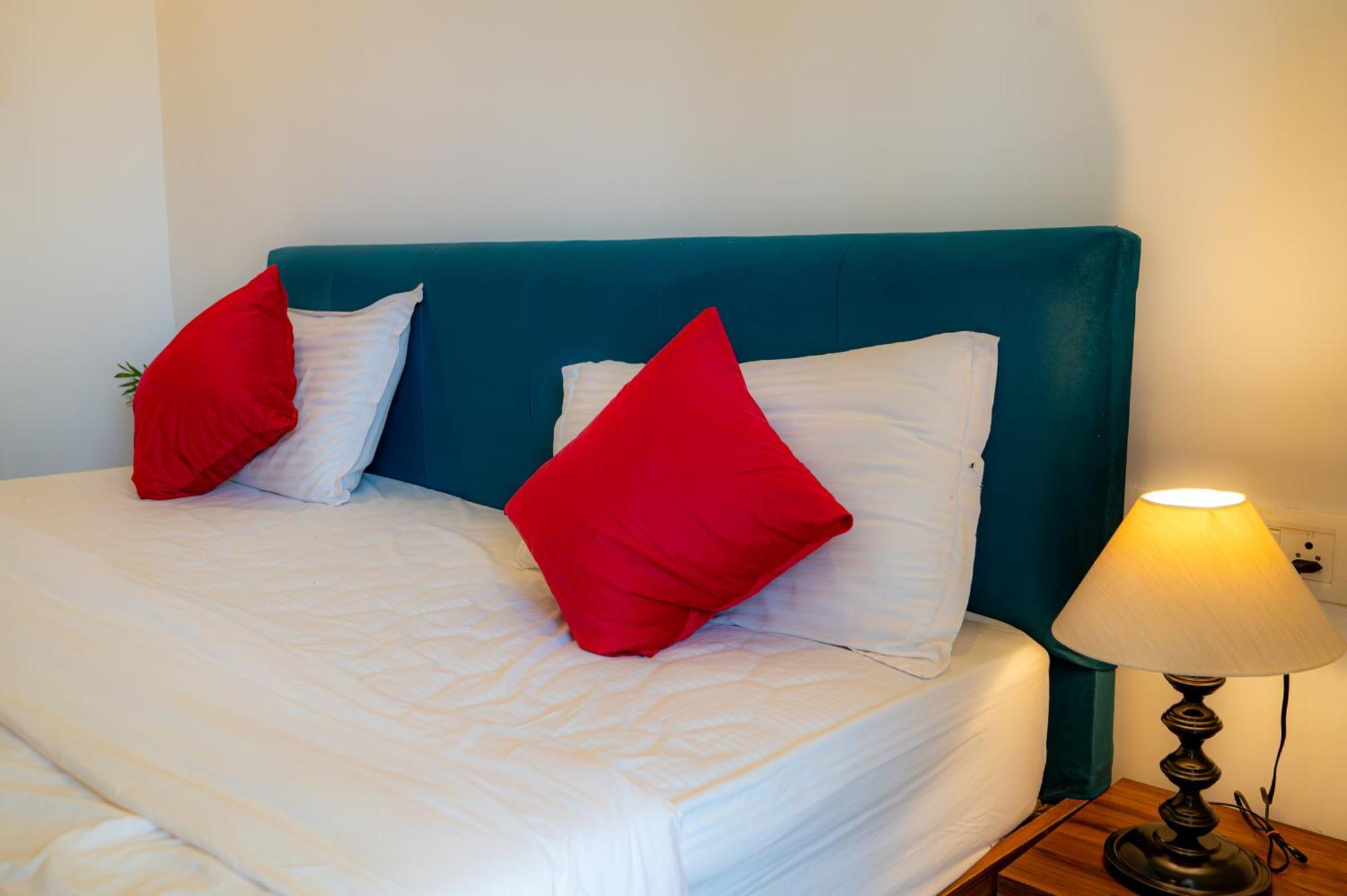 Morjim Sea Waves-Beach Front Hotel Экстерьер фото