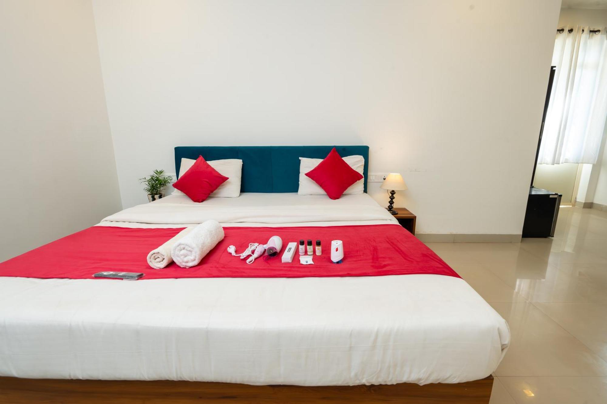 Morjim Sea Waves-Beach Front Hotel Экстерьер фото