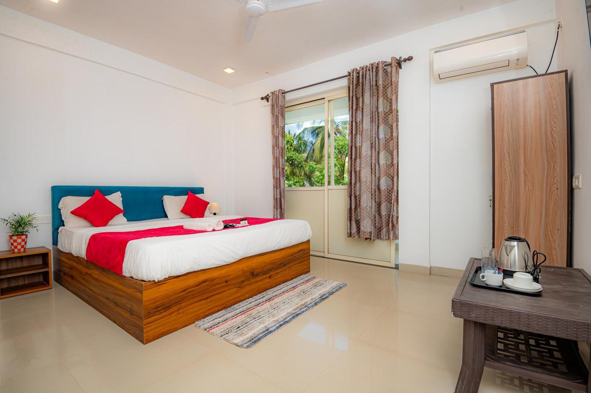 Morjim Sea Waves-Beach Front Hotel Экстерьер фото