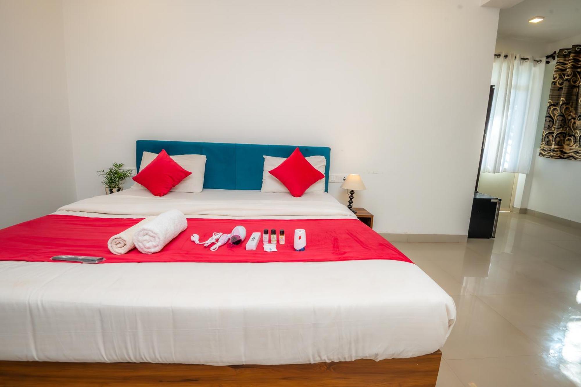 Morjim Sea Waves-Beach Front Hotel Экстерьер фото