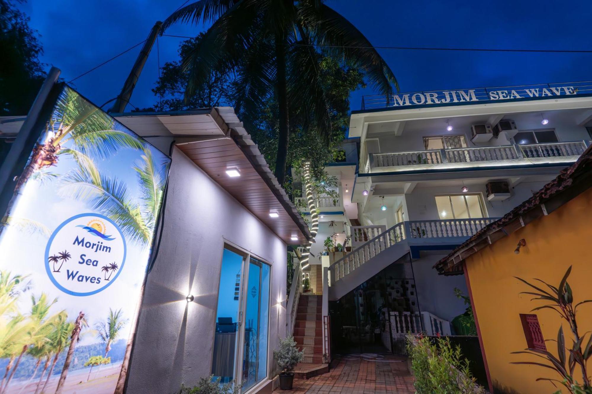 Morjim Sea Waves-Beach Front Hotel Экстерьер фото