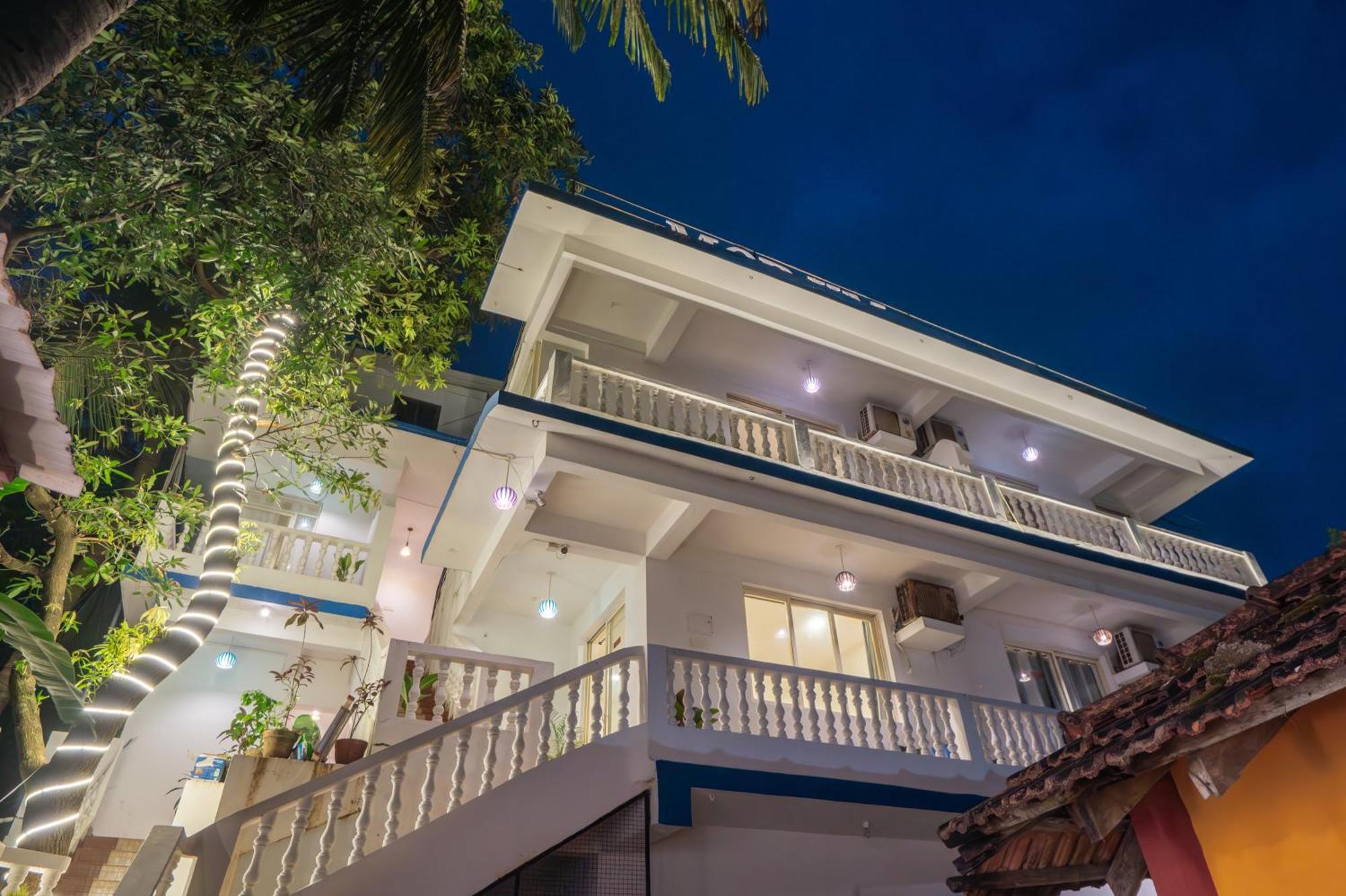 Morjim Sea Waves-Beach Front Hotel Экстерьер фото